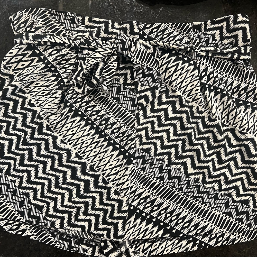 Patterned High-Waisted Shorts (Size: L)